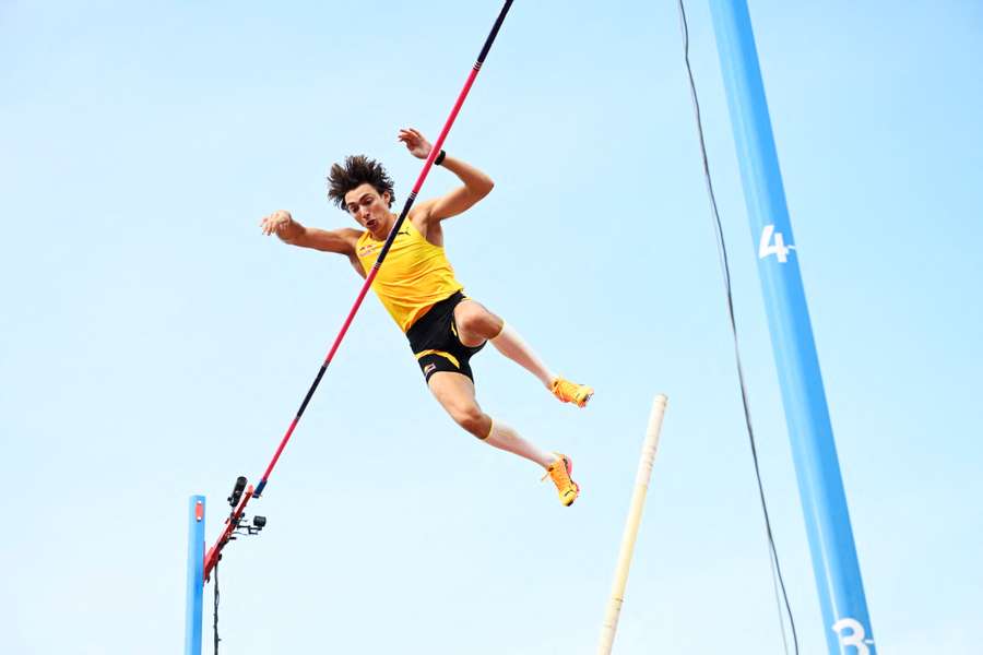 Duplantis, en el momento de batir el récord del mundo