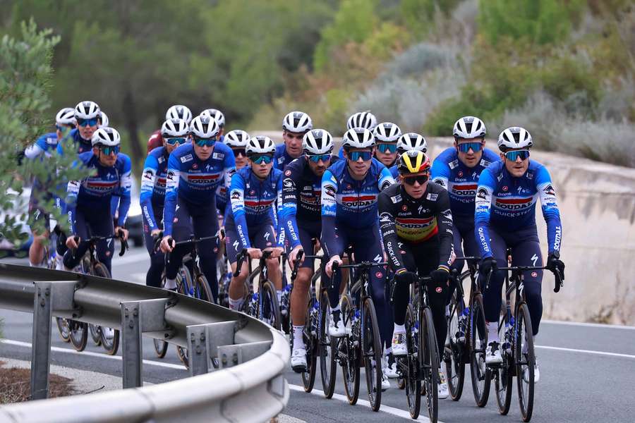 El Soudal Quick-Step, durante uno de sus entrenamientos en Calpe. 