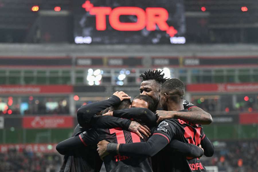 Terrier wird für sein Traumtor bejubelt Terrier wird für sein Traumtor bejubelt