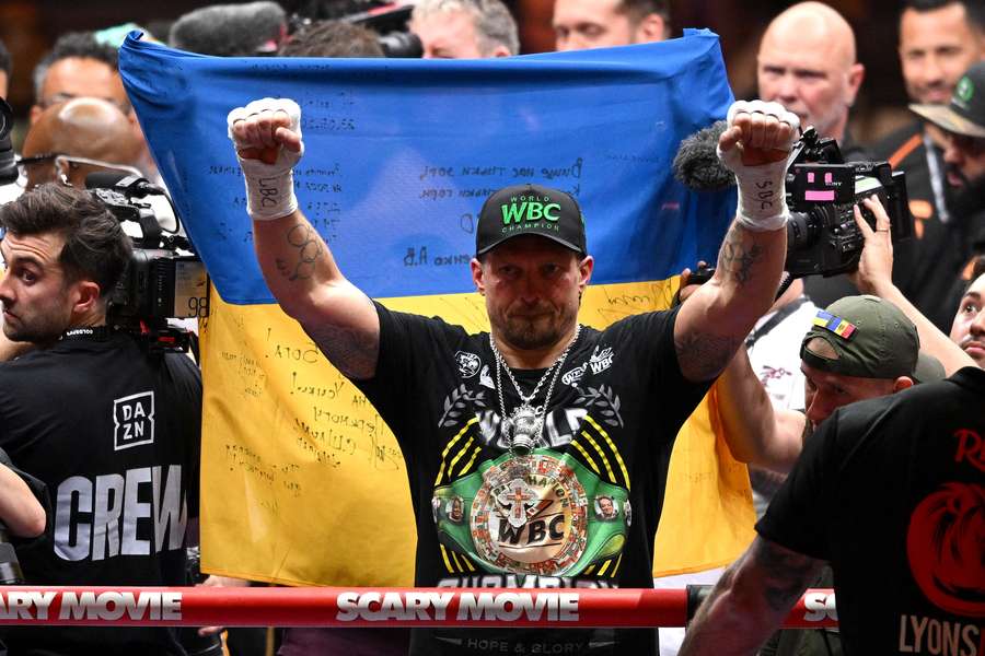 Oleksandr Usik renunță la centurile mondiale Oleksandr Usik renunță la centurile mondiale