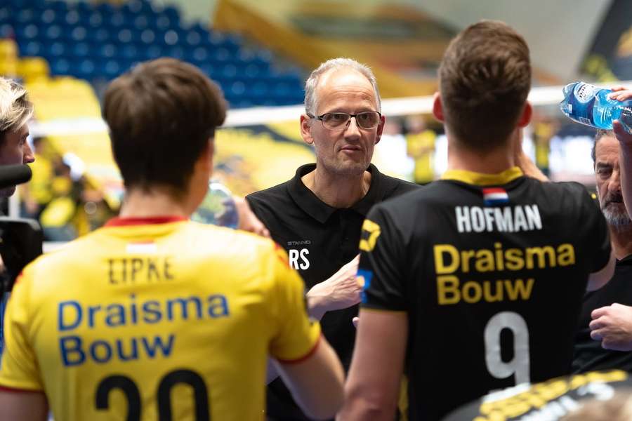 Round-up: Dynamo Apeldoorn leidt eerste nederlaag in Eredivisie; topper tegen SSS