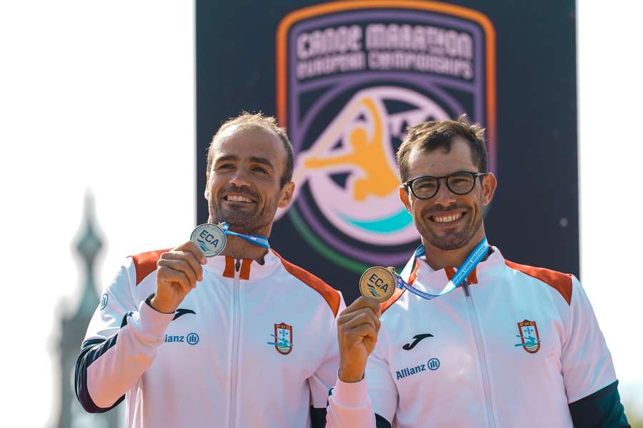 José Ramalho e Fernando Pimenta festejam no pódio após conquistarem a medalha de ouro na final direta K2 