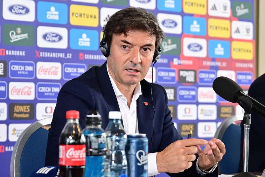 Santiago Denia na první nominační tiskové konferenci. Santiago Denia na první nominační tiskové konferenci.