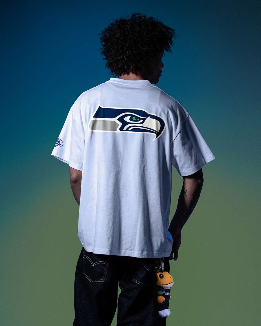 Detalhe do produto que traz a assinatura de Bad Bunny Detalhe do produto que traz a assinatura de Bad Bunny