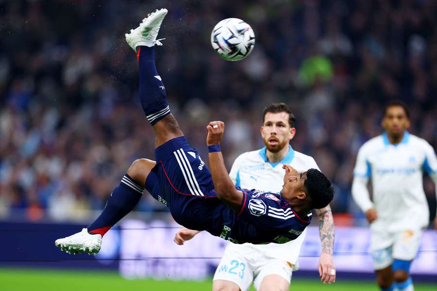 Endrick quase fez um golaço de bicicleta