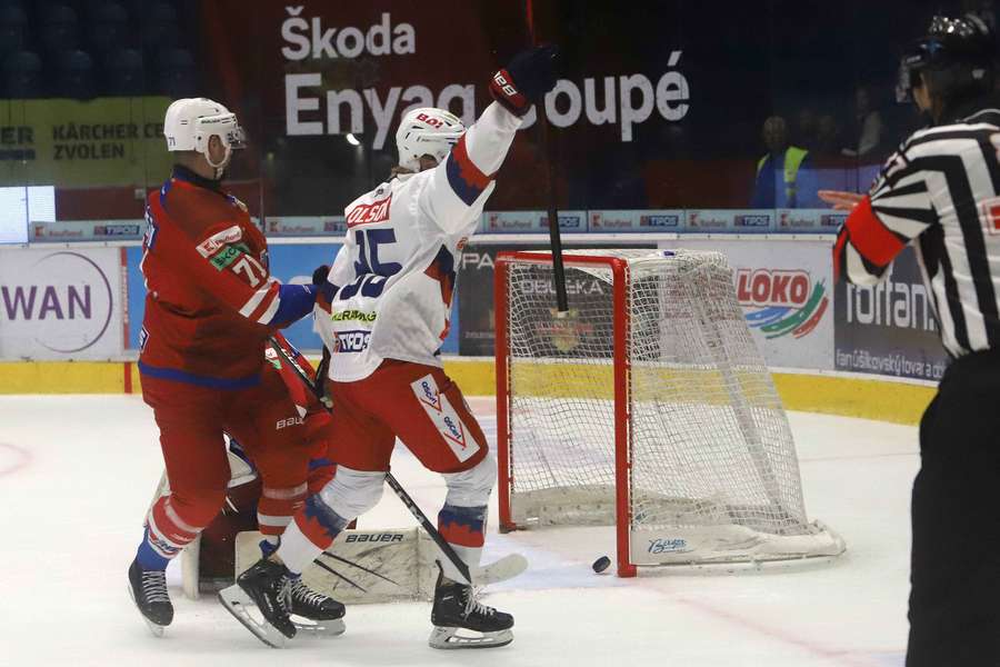 Kyle Olson strieľa gól do brány súpera.