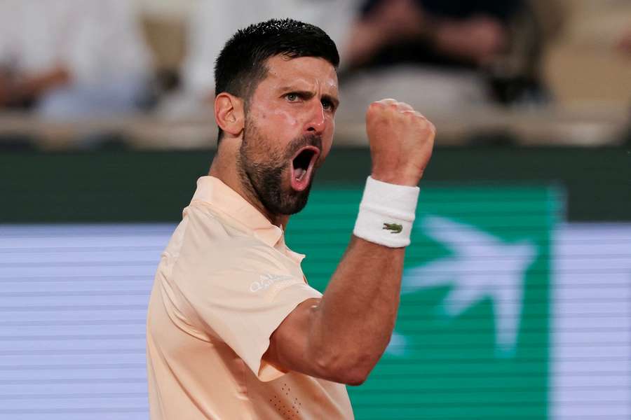 Novak Djokovič slaví postup do druhého kola French Open. Novak Djokovič slaví postup do druhého kola French Open.