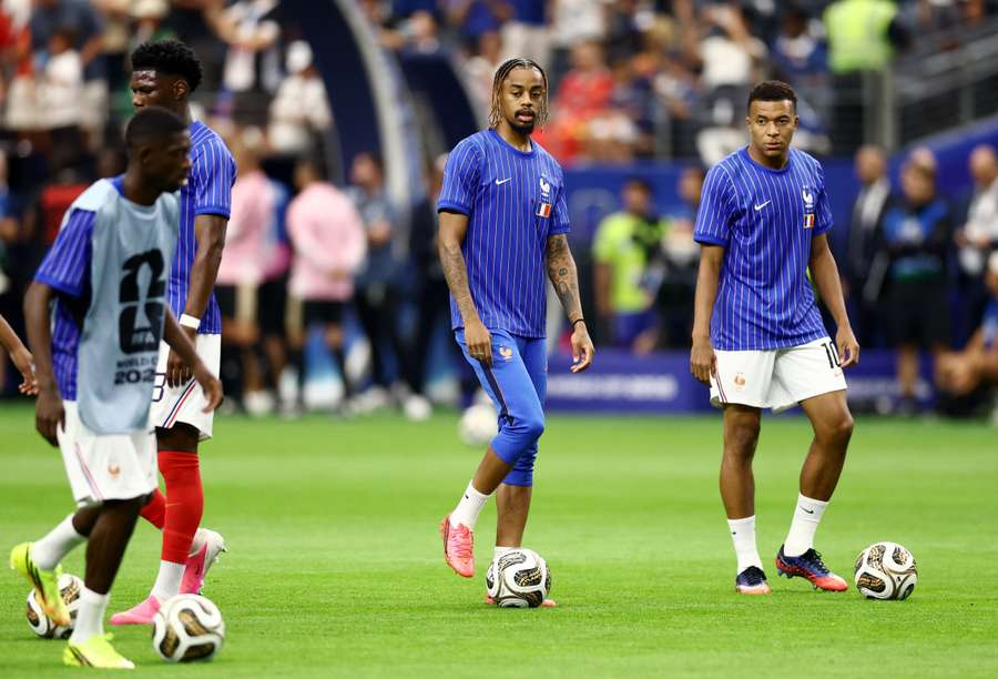 Barcola e Mbappé nel riscaldamento