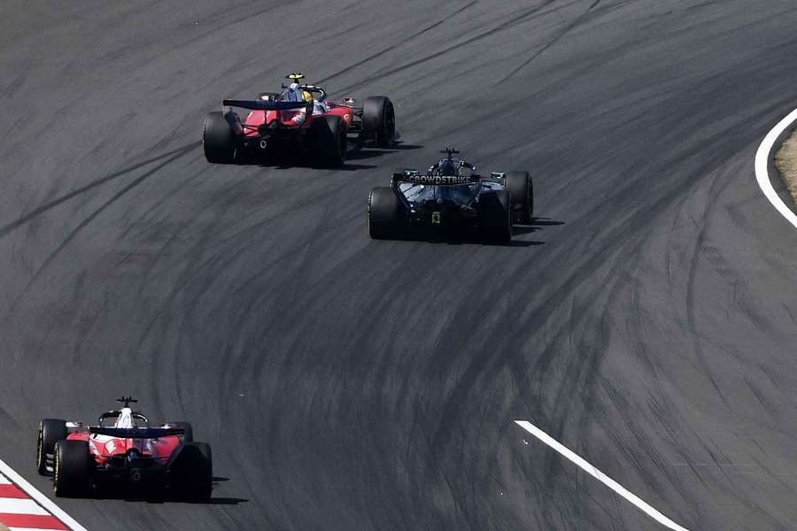 Russell, con le due Ferrari