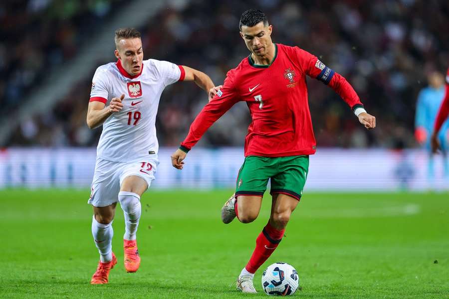 Dominik Marczuk w pojedynku z Cristiano Ronaldo
