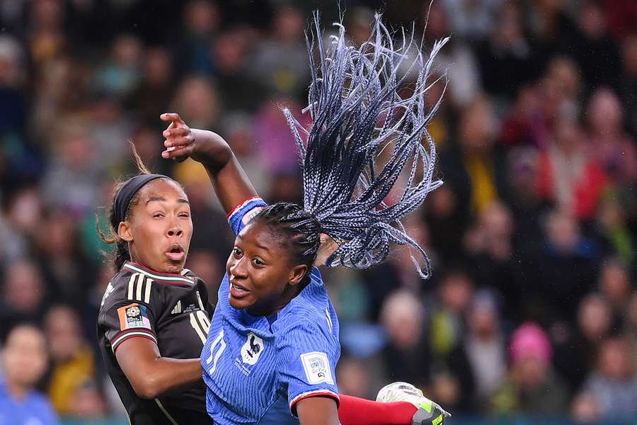 Kadidiatou Diani (R) and Tiernny Wiltshire fight for the ball