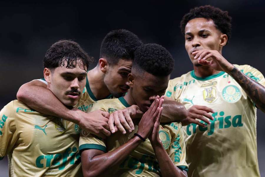Estêvão fez um golaço de falta e definiu a vitória do Palmeiras