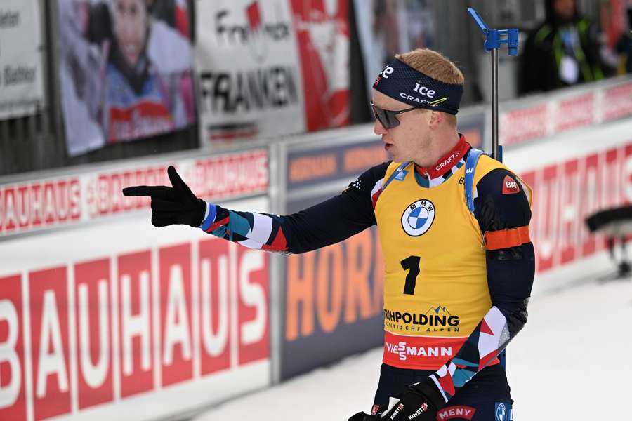 Pew pew. Selvom Johannes Thingnes Bø ikke ligefrem var knivskarp på standpladsen, vandt nordmanden alligevel overbevisende søndag.