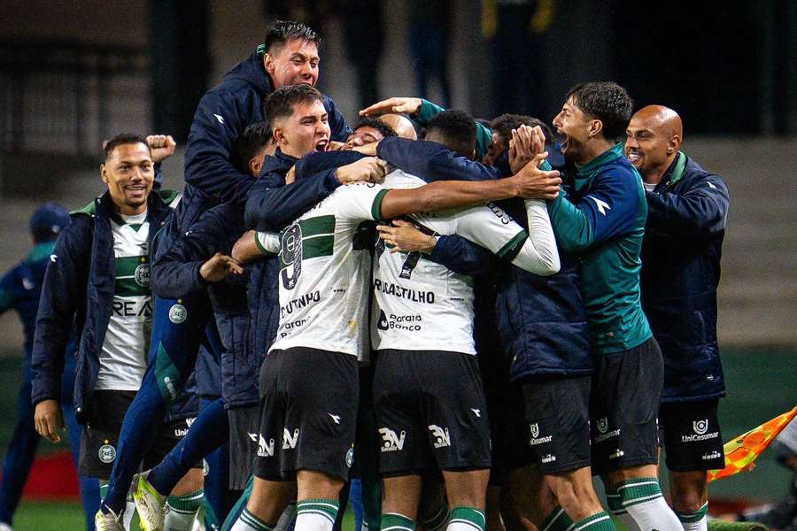 Coritiba celebra mais um triunfo que deixa time próximo da volta à elite
