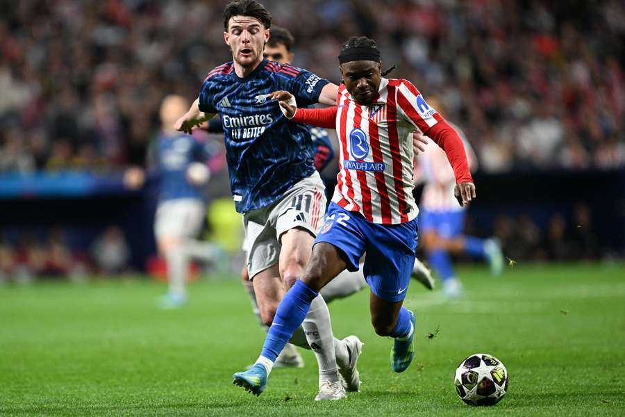 Ademola Lookman au duel avec Declan Rice lors de la demi-finale aller de Ligue des champions entre l’Atlético de Madrid et Arsenal, le 29 avril 2026 à Madrid.