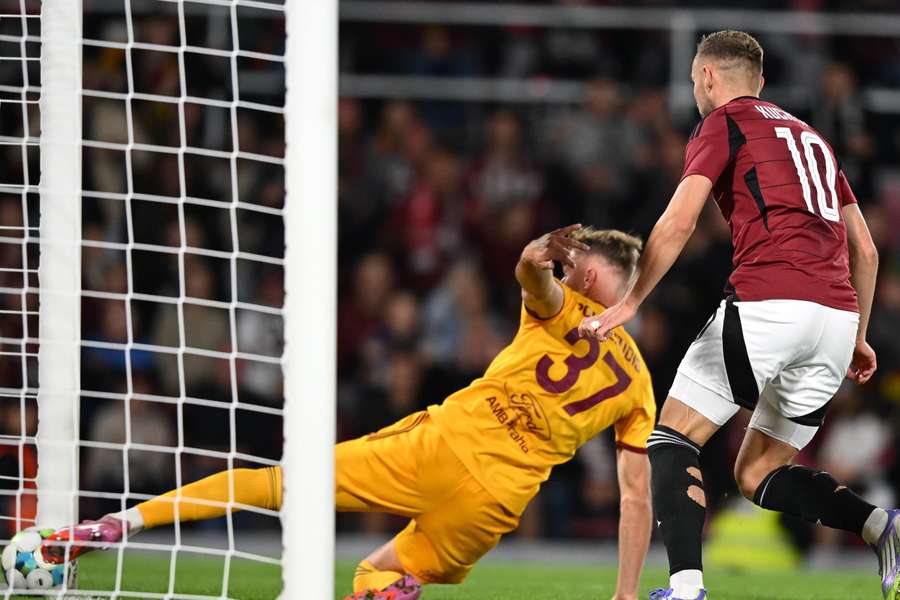 ONLINE: Hradec i Baník slaví první výhru v sezoně, Sparta se vrací na první místo