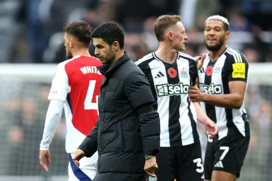 Mikel Arteta opouští hřiště po porážce s Newcastlem.