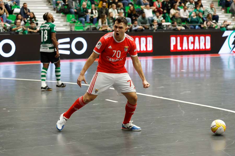 Rocha festeja o segundo golo no encontro