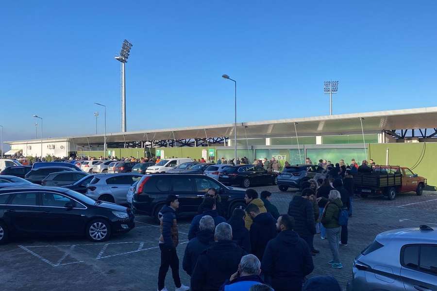 Cerca de uma centena de pessoas em fila junto à Loja do CD Tondela