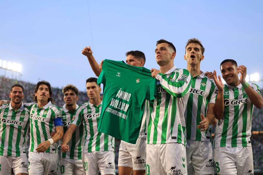 Camiseta de apoyo a William Carvalho por su grave lesión, con Héctor Bellerín en el lado izquierdo de la imagen. Camiseta de apoyo a William Carvalho por su grave lesión, con Héctor Bellerín en el lado izquierdo de la imagen.