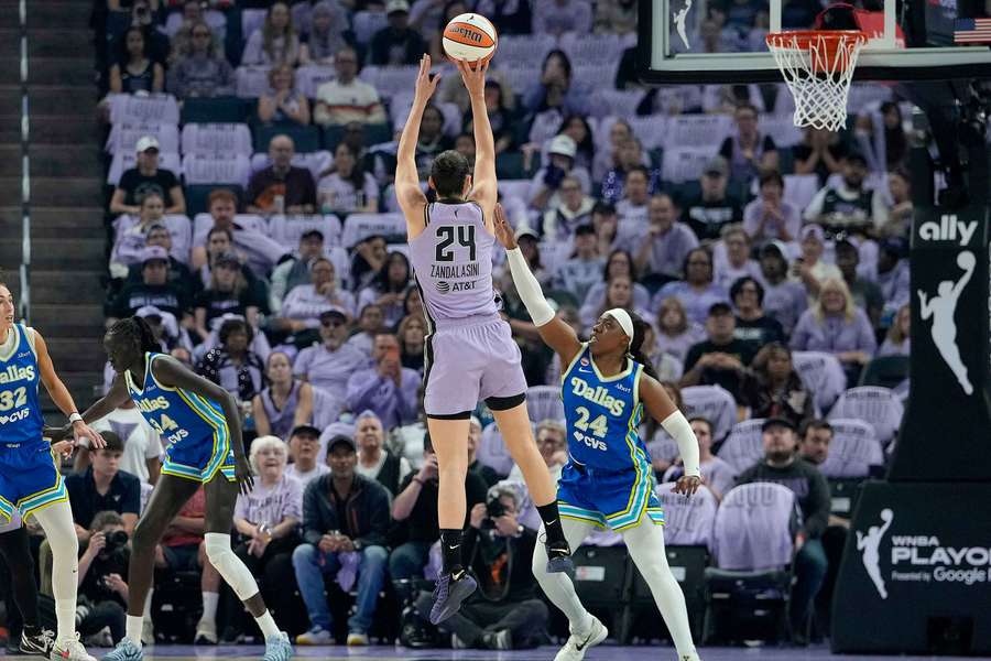 Cecilia Zandalasini delle Golden State Valkyries contro le Dallas Wings