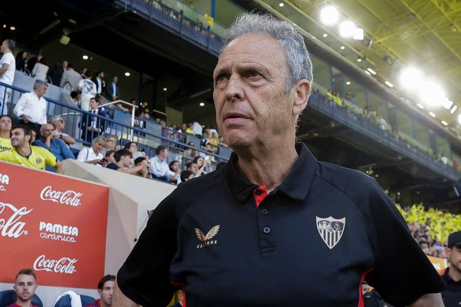 Joaquín Caparrós, antes desde el banquillo y ahora como presidente de honor, anima al sevillismo