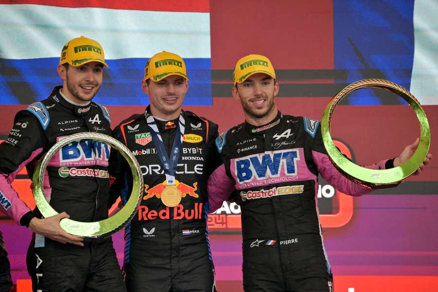 Verstappen entouré des deux Français à l'issue du podium.