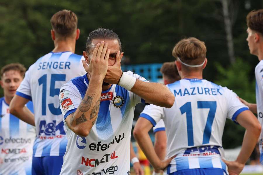 Mario Losada ze Stali Mielec cieszy się ze zdobytej bramki.
