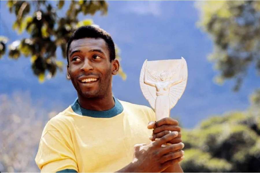 Pelé com a taça da Copa de 1970