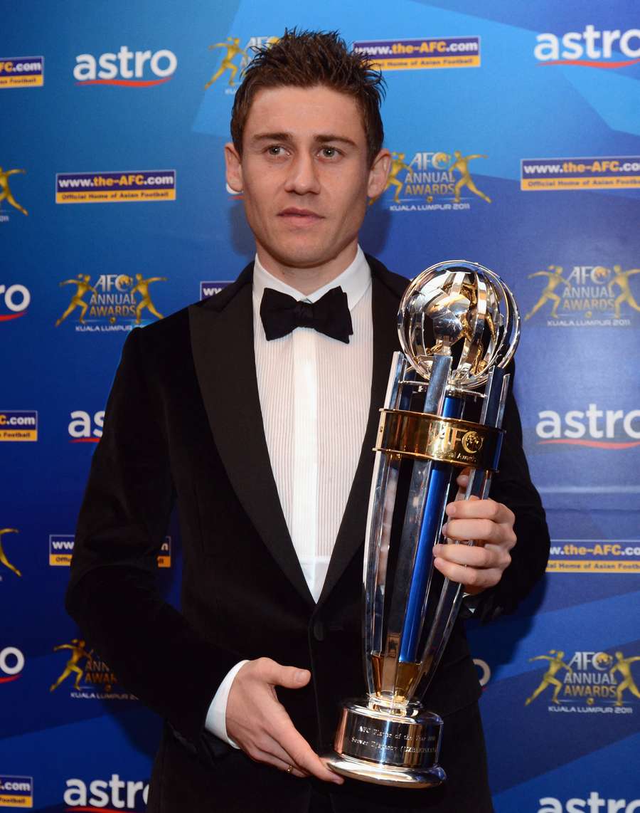 Server Djeparov, jogador histórico do Uzbequistão, com o prêmio da melhor jogador da Ásia em 2011