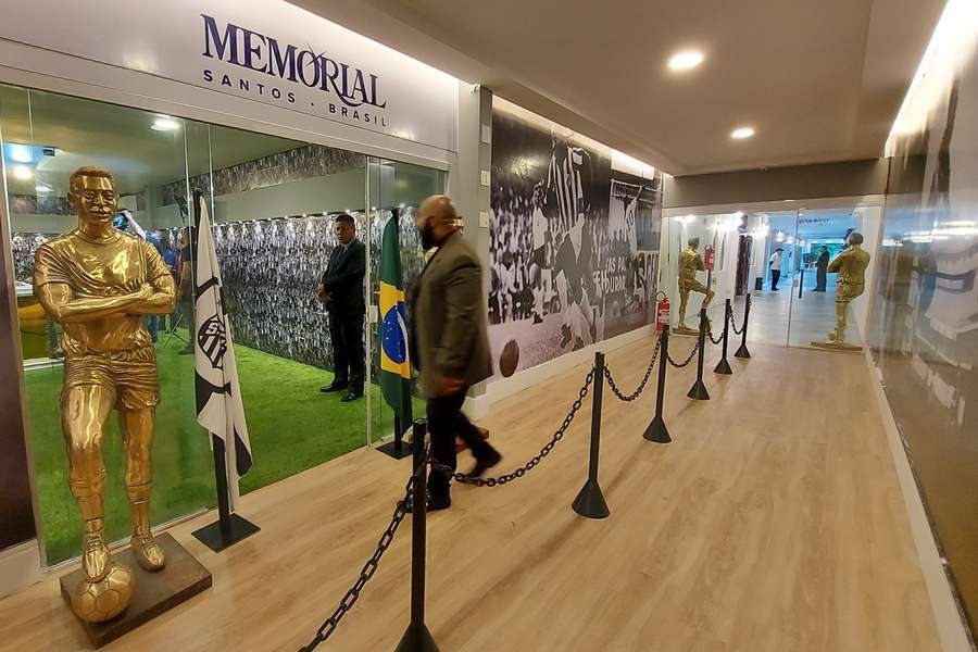 Il memoriale con il corpo di Pelé