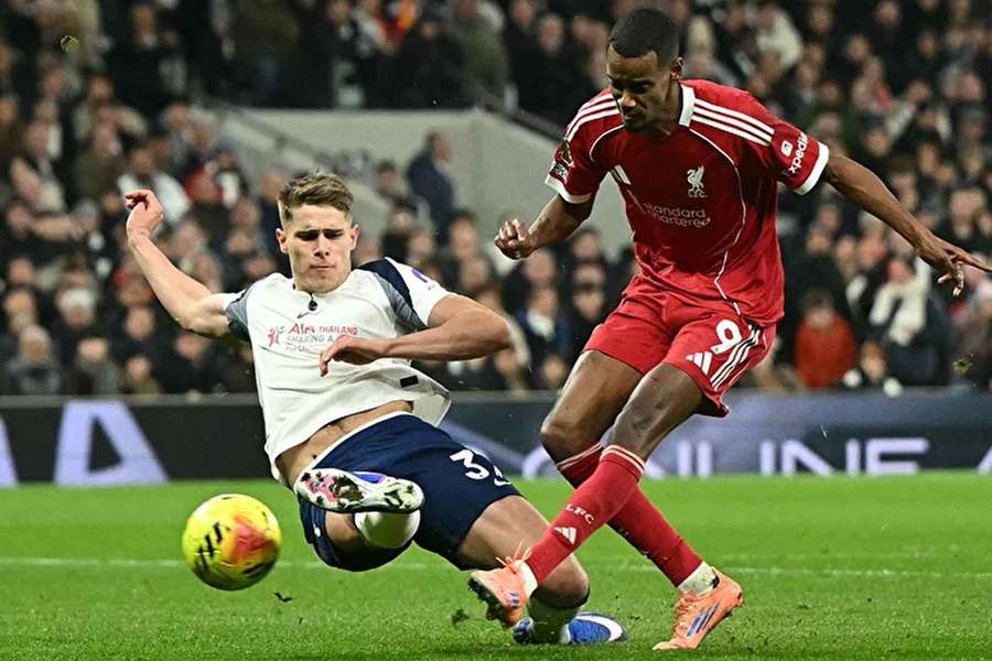 Van de Ven během zákroku na Isaka