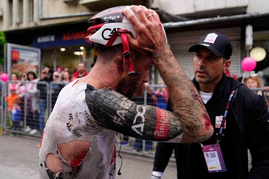 Adam Yates rezygnuje z Giro d'Italia po sobotniej kraksie
