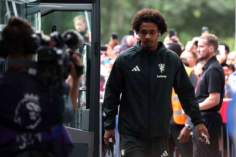 Fiorentina advancing in talks to sign Joshua Zirkzee on loan from Man United Fiorentina advancing in talks to sign Joshua Zirkzee on loan from Man United