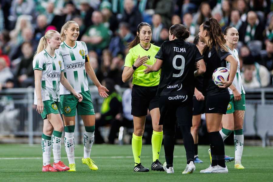 Telma Encarnação conversa com a árbitra do encontro