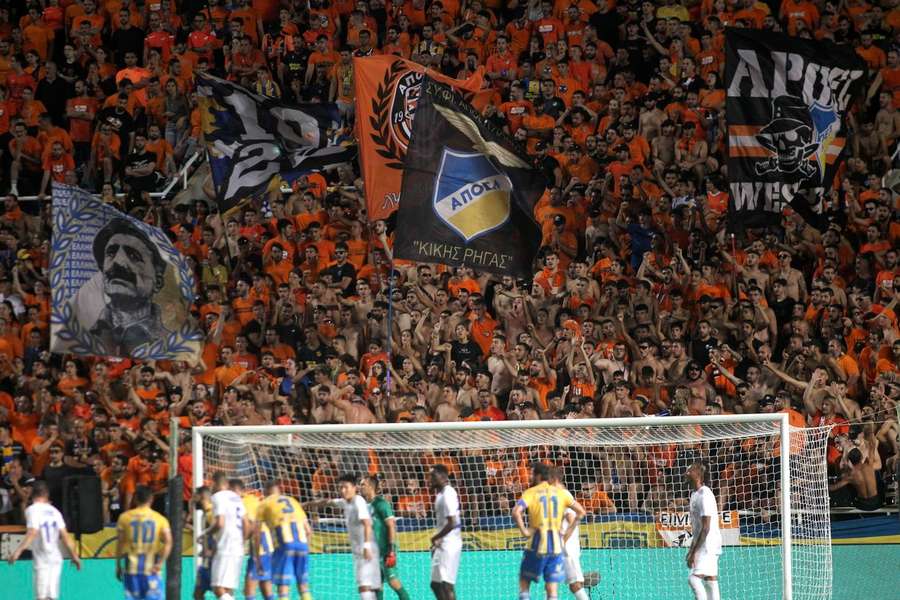 Fans van Apoel Nicosia tijdens een Europese thuiswedstrijd