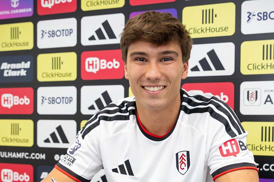 Gonzalo García při podpisu smlouvy ve Fulhamu.