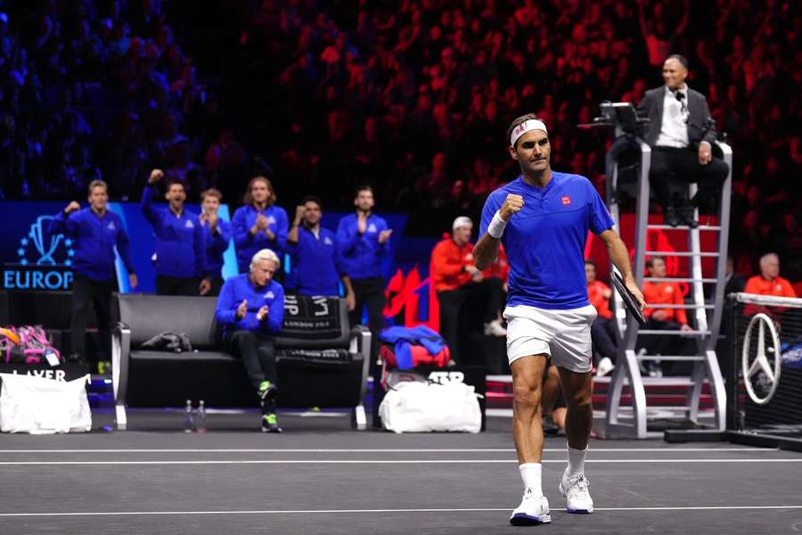 Roger Federer si i přes porážku poslední zápas kariéry užil.