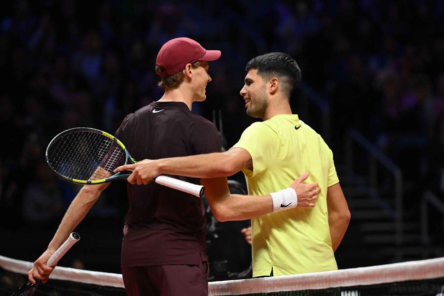 Sinner s Alcarazom po priateľskom stretnutí.