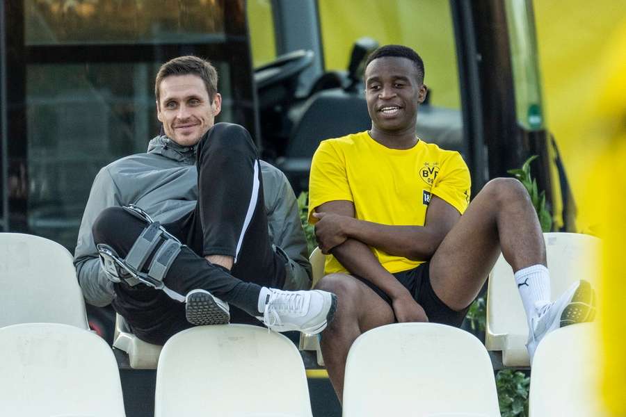 Arbeiten auch weiterhin zusammen: Youssoufa Moukoko (r.) und Sebastian Kehl.