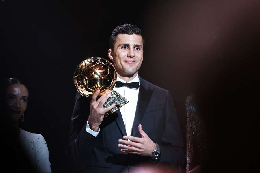 Rodri mit dem Ballon d'Or für den besten männlichen Fußball-Profi 2024.