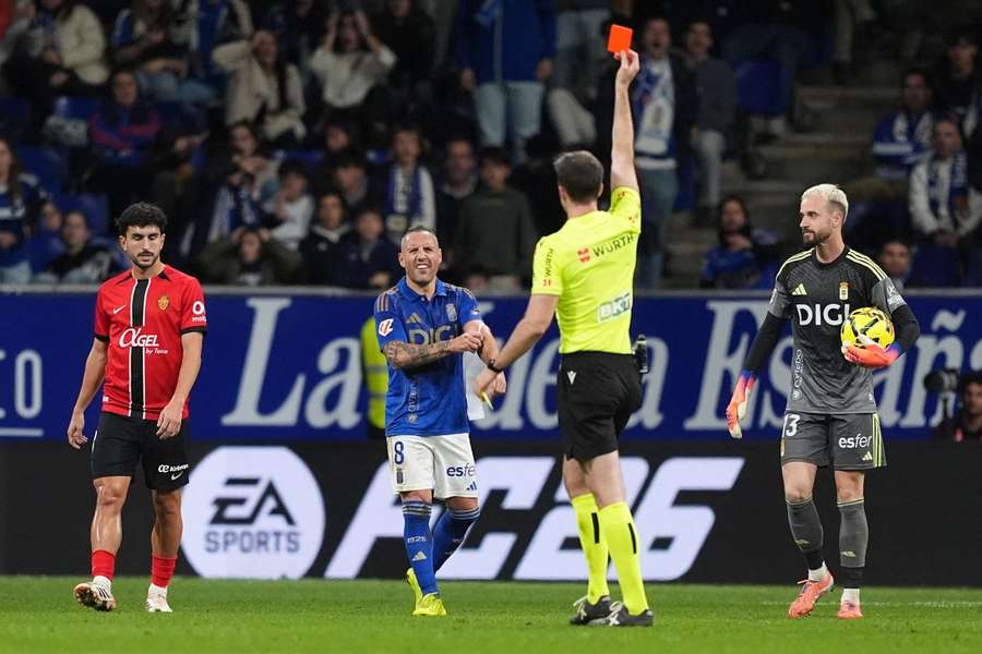 Santi Cazorla, en el momento de su expulsión Santi Cazorla, en el momento de su expulsión