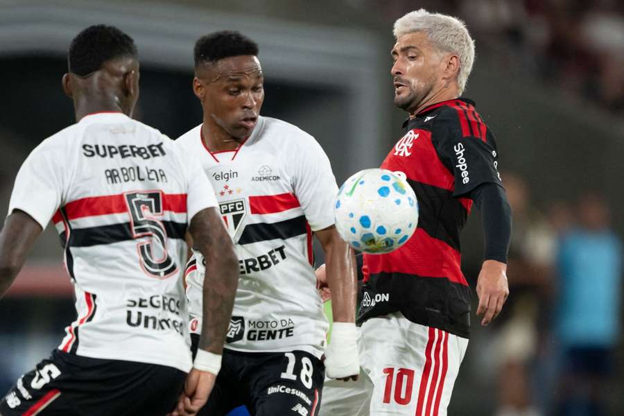 Toque no braço de Wendell causou polêmica em Flamengo 1x1 São Paulo