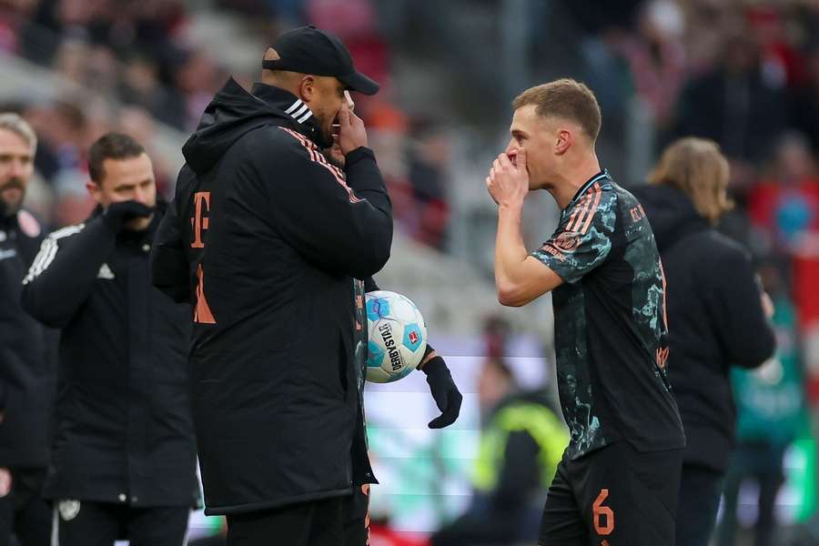 Joshua Kimmich (r.) im Gespräch mit Trainer Vincent Kompany