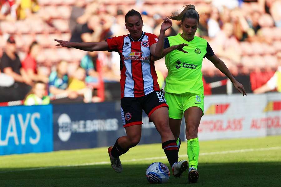 Maddy Cusack, de rojo y blanco, durante un partido jugado en septiembre de este año.