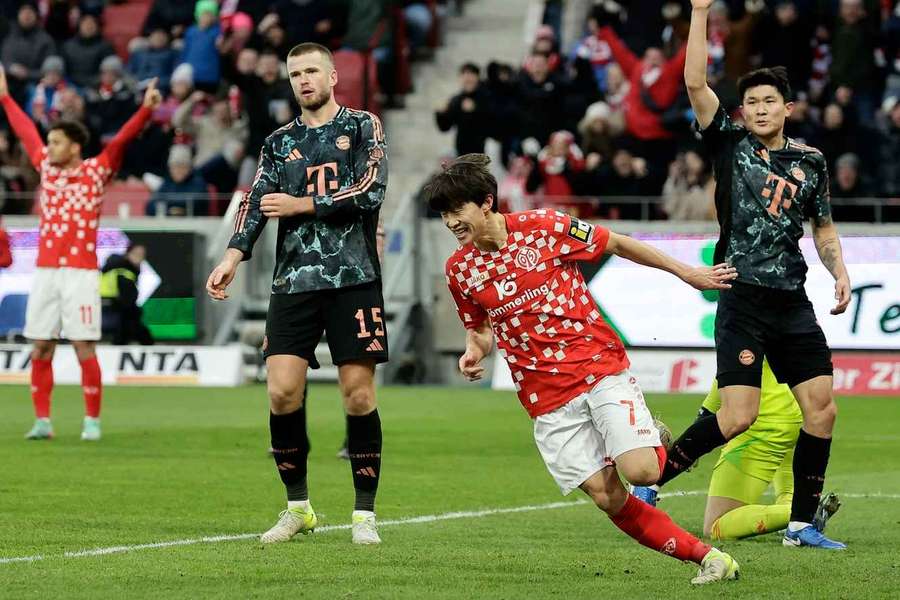 Mainz' South Korean midfielder Lee Jae-Sung (right) celebrates scoring against Bayern Munich