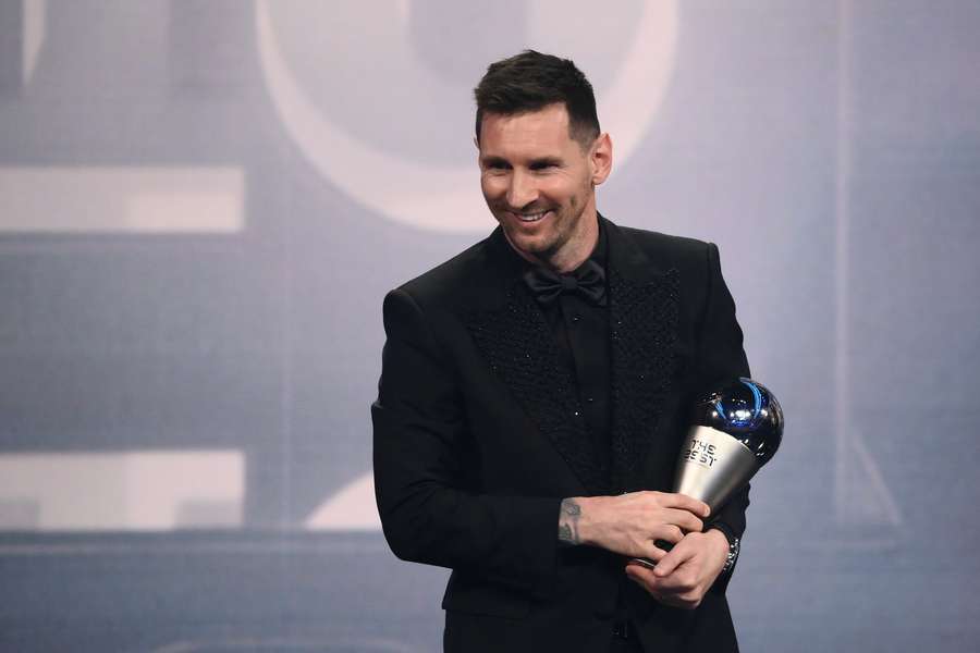 Leo Messi con el premio The Best.