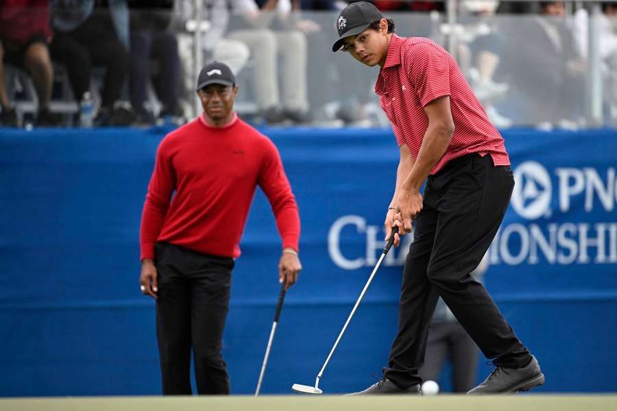 Charlie Woods (im Vordergrund) ist der 16-Jährige Sohn von Golf-Legende Tiger Woods (im Hintergrund.