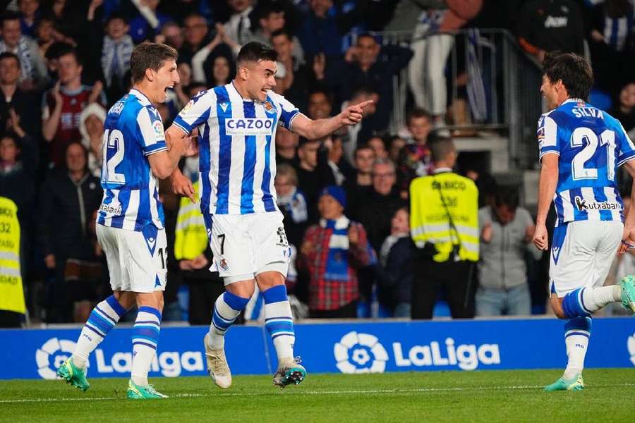 Barrenetxea comemora gol com companheiros de Real Sociedad