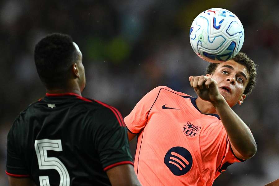 Hamza Abdelkarim intenta cabecear un balón ante la presencia de Murillo